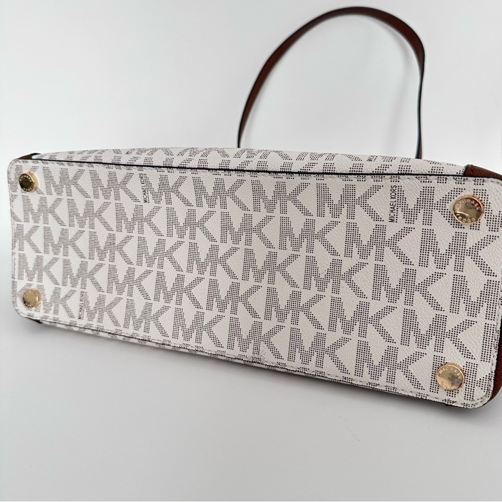 New Michael Kors Maddie Signature Tote  Carryall Bag in Vanilla - Picture 15 of 16